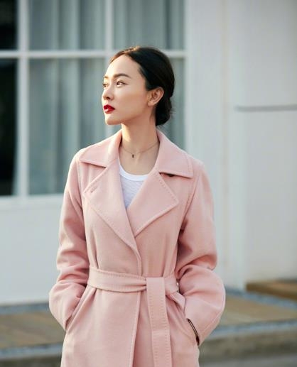 紫粉色大衣配什么颜色打底显高级,粉色毛呢大衣配什么颜色裤子好看