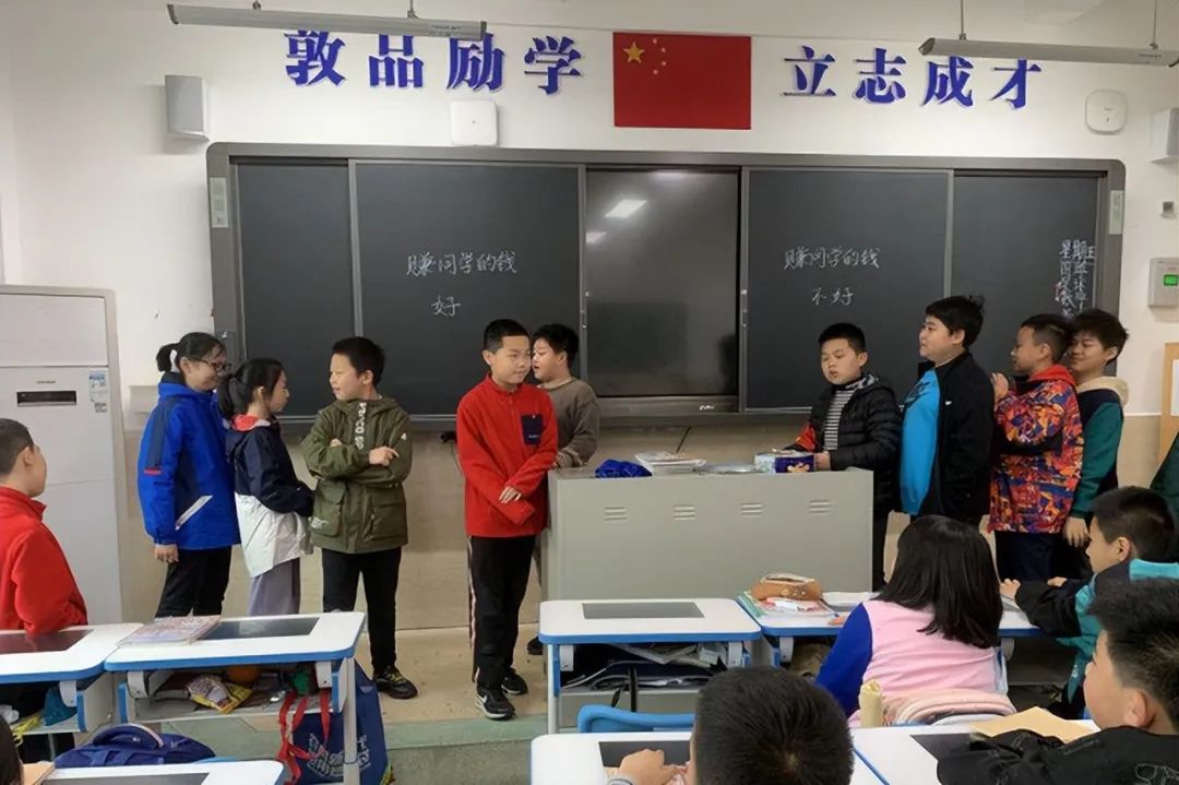 小学生创“干饭人公司”，替同学吃饭生意火爆，后被老师一招解决