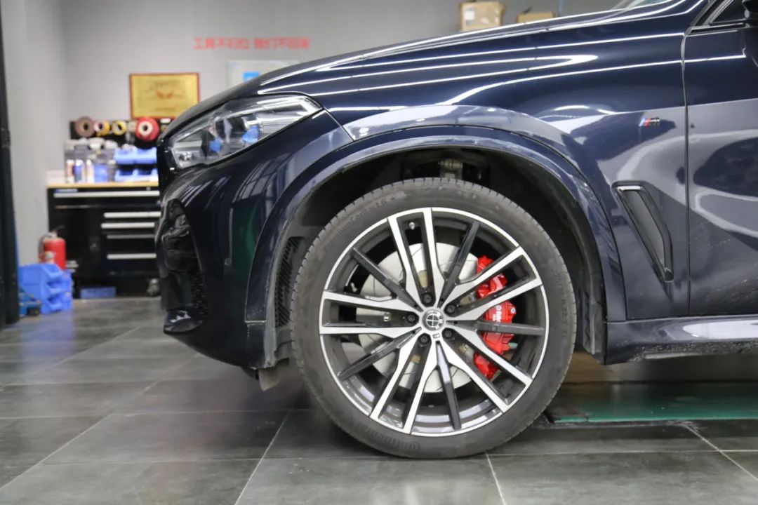 宝马x5拆刹车盘视频,宝马x5红色卡钳和蓝色卡钳的区别