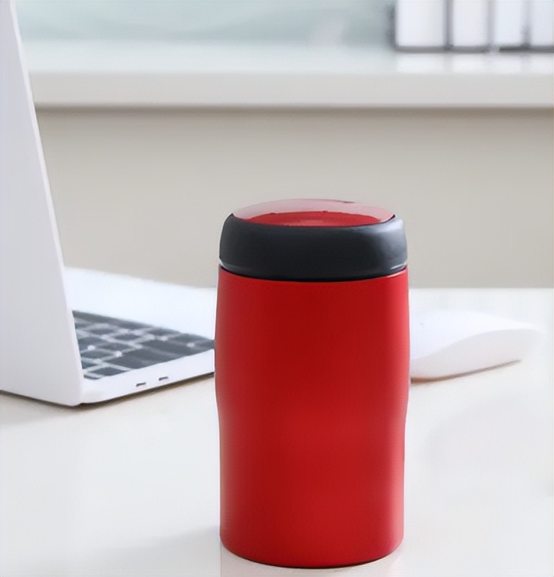 “从来没见过如此龌龊下作之人”白领黄某发现，其同事董某趁下班无人，在办公桌边把某液射入她的保温杯中。