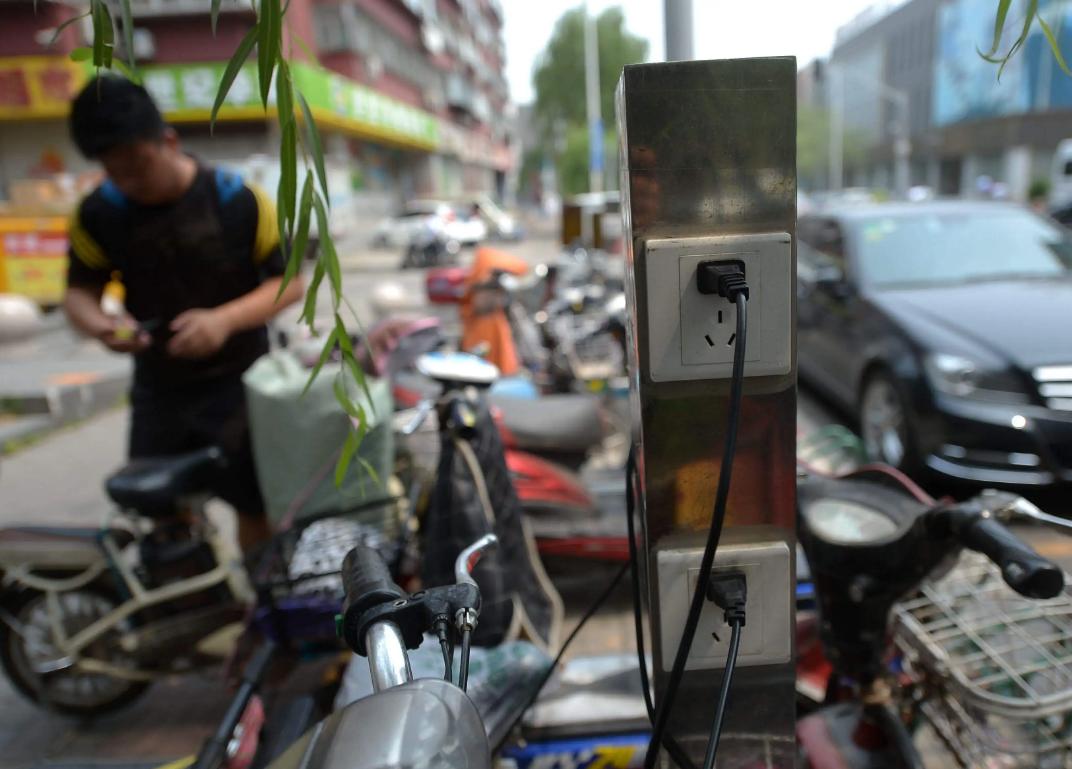 电瓶加了修复液充电鼓包怎么回事,电车电池胀了鼓包了还能充电吗