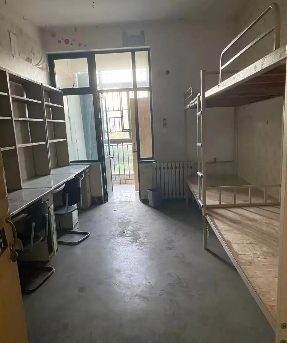 山东师范大学宿舍被新生吐槽,网友说,公办高校有这样就知足吧