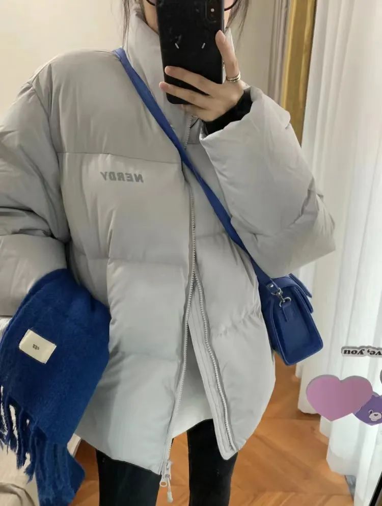 白色长款羽绒服韩系裙子穿搭,今年流行穿搭羽绒服加什么靴子