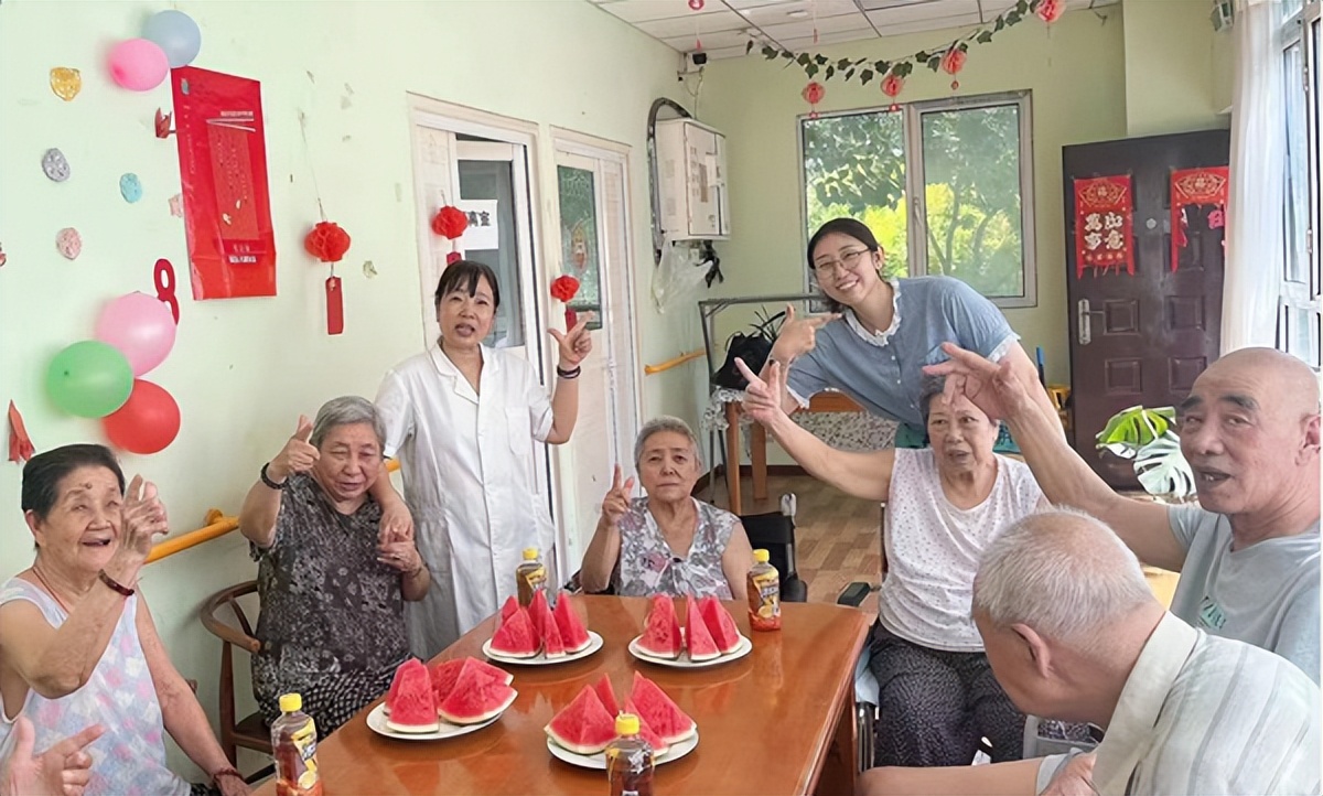 陶乐家养老丨共庆陶乐八周年，一碗生日面，情长岁安康