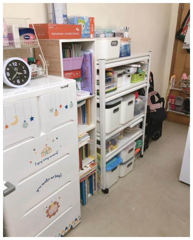 香港一家三口住8平米的房子视频,香港屋邨的真实生活