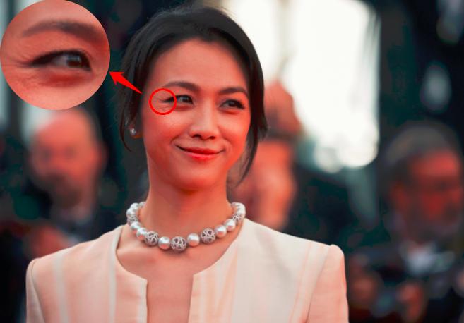 把最火的王心凌，与尴尬的汤唯放在一起，明星的遮羞布碎了一地