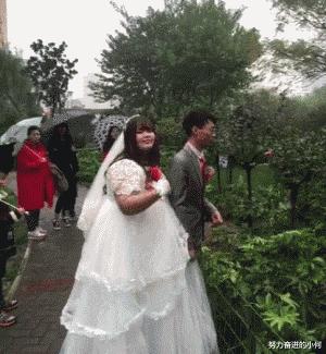 今天过来按脚，恰巧碰见了前女友，我该怎么化解尴尬呢？