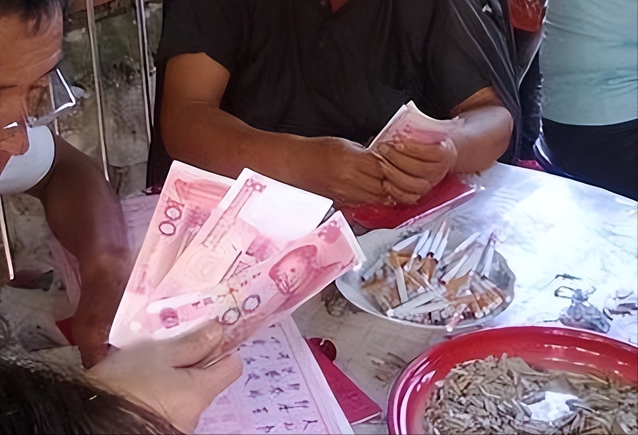 真尴尬!青岛一大叔去吃席，随1万刚入席遭掌掴，礼金全额强退