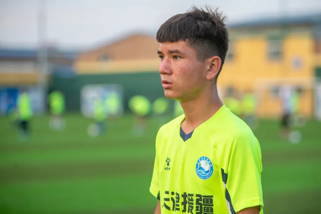 “十城带百县”助力乡村振兴|*疆新**和田足球小巴郎感受天津足协外教训练指导现场观战津超赛事