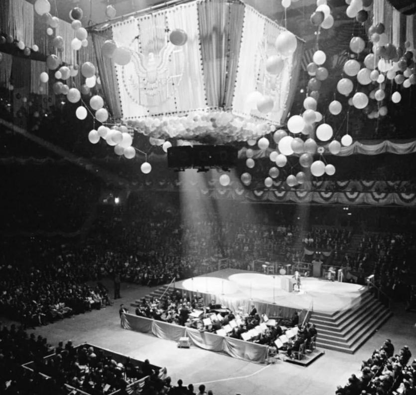 肯尼迪生日宴上梦露穿着,玛丽莲梦露在肯尼迪生日宴会上