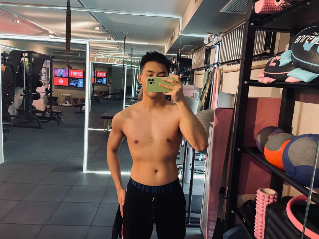 阳刚气十足的正装肌肉帅哥,正装腹肌小哥