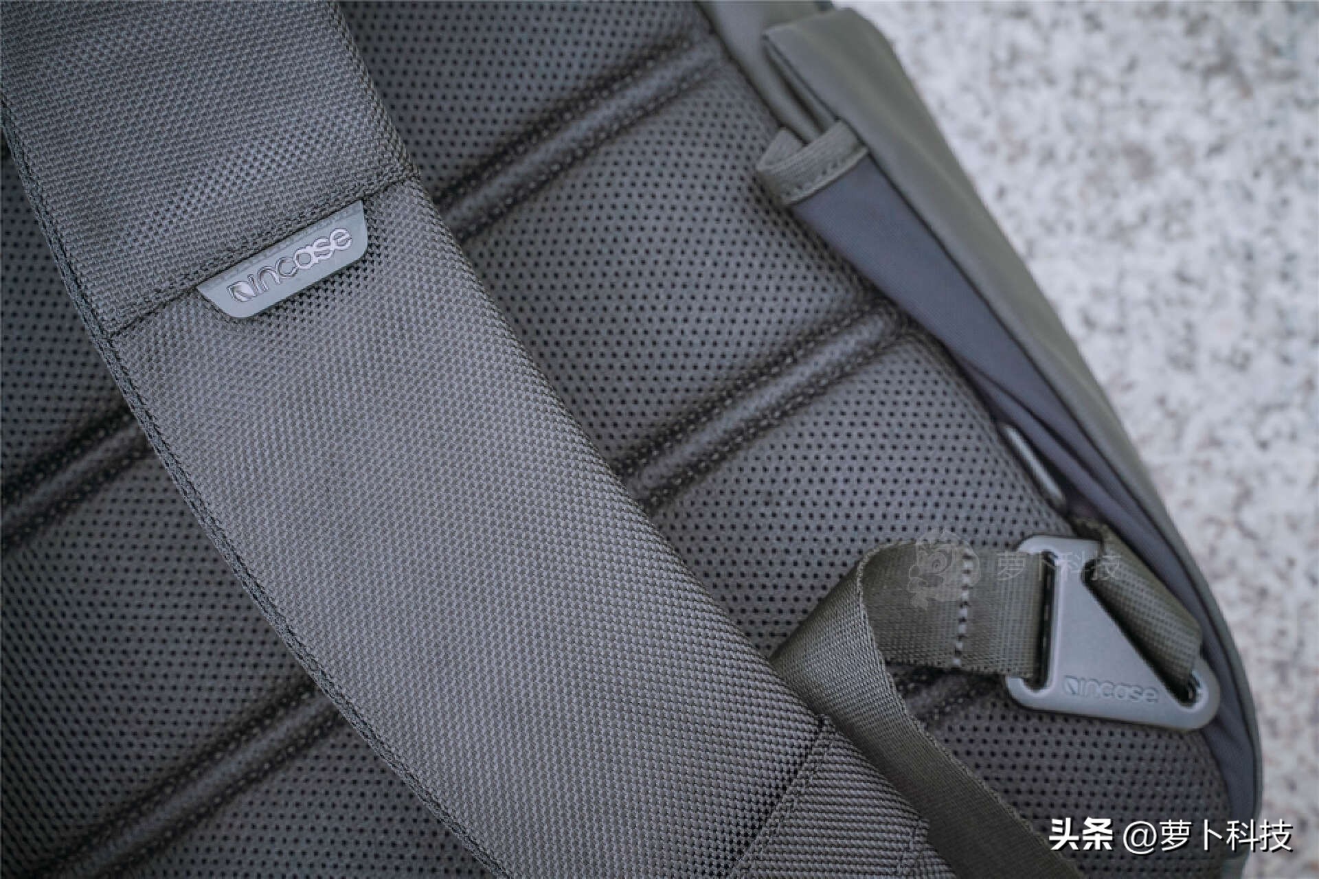 笔记本360°环绕保护,好看又能装,苹果合作品牌INCASE背包评测