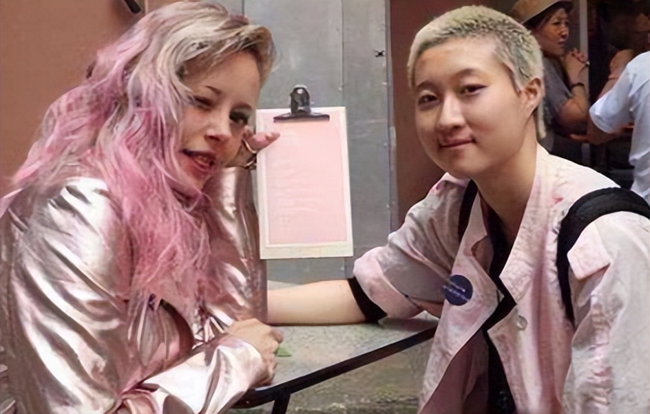 同样是成龙基因，把林凤娇儿子和吴绮莉女儿一对比，差距就出来了