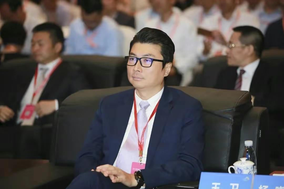 母亲借给他3700元创业一年赚60亿,穷小伙借2万元创业4年赚1亿