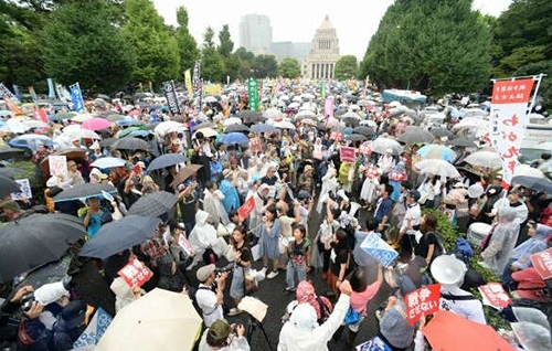 解放军在日本的狂热粉丝，不惜被骂“日奸”也要花钱扮演，为何？