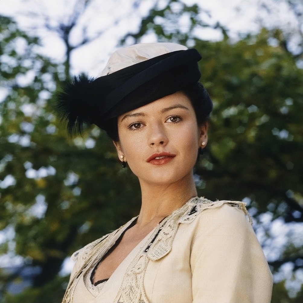 泽塔琼斯：和大25岁老公像同龄人，女儿没她漂亮，儿子遗传高颜值