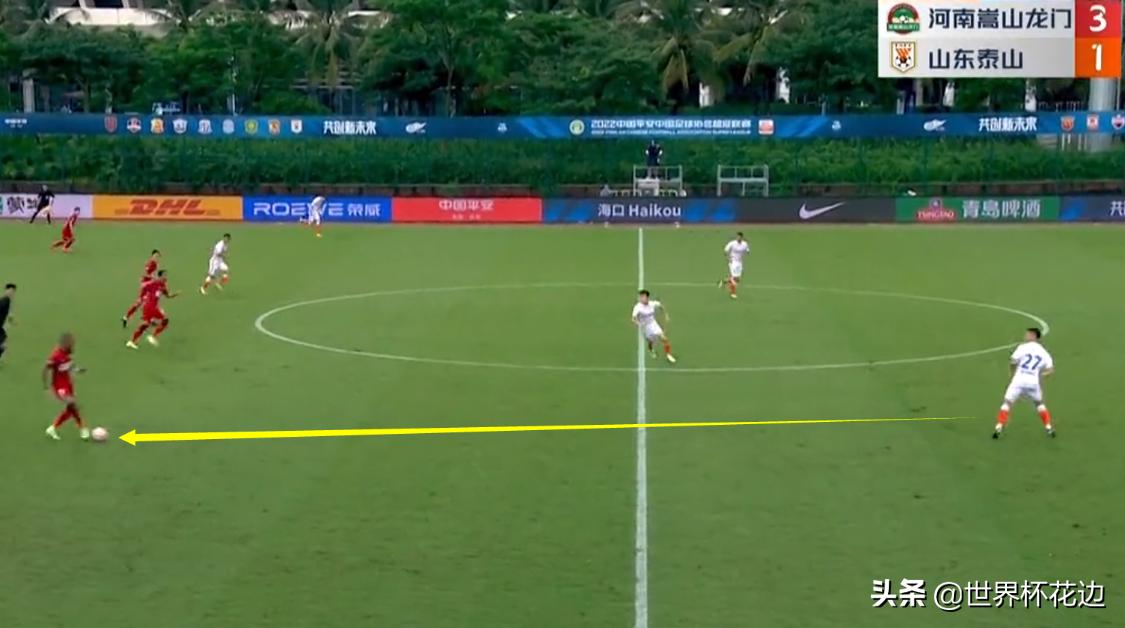 石柯停球,石柯离谱失误遭山东队友红牌特写