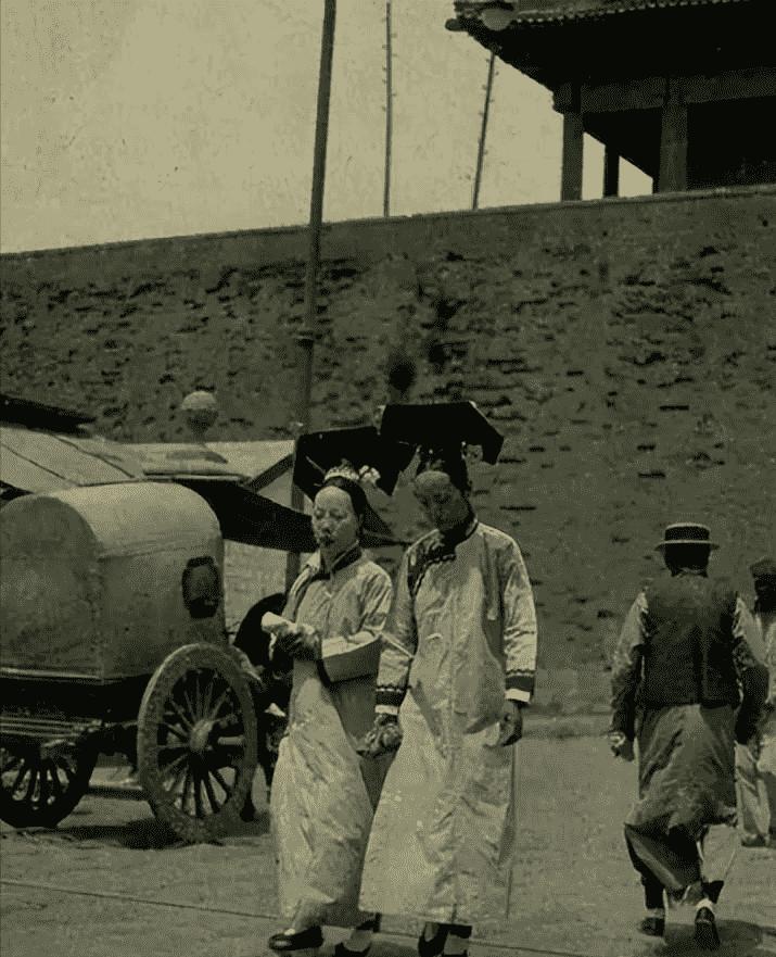 高清老照片：旗人格格大腿岔开豪放洗衣，地主三妻四妾不输女明星