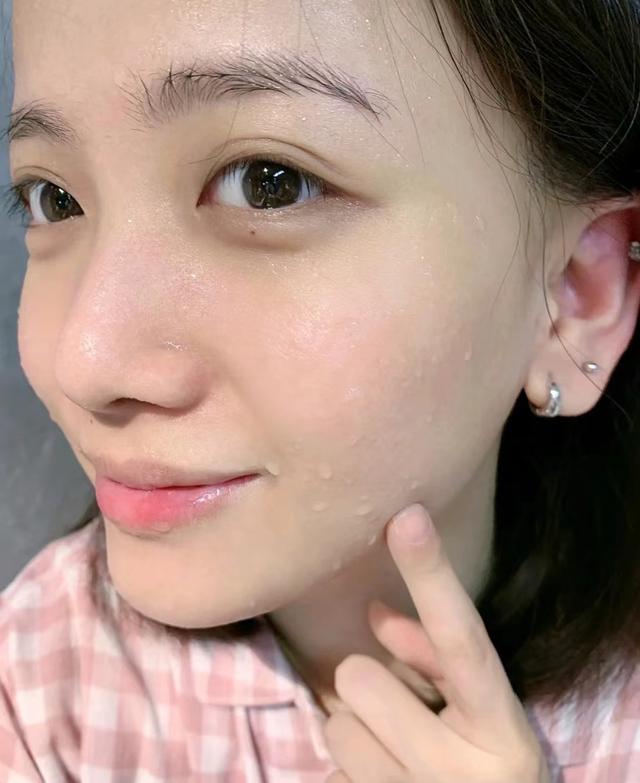 为什么涂完护肤品非常黏腻,护肤品吸收了好还是有粘腻感好