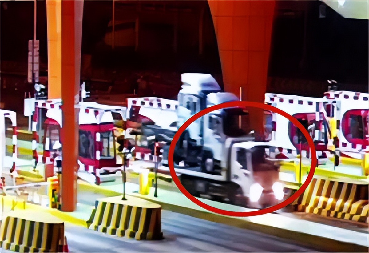 开眼界了高速上的铲雪车,货车逃高速通行费