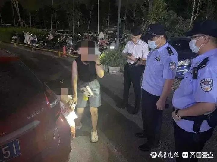 揪心一幕2岁娃桑拿天被锁车内,济南2岁儿童锁车里