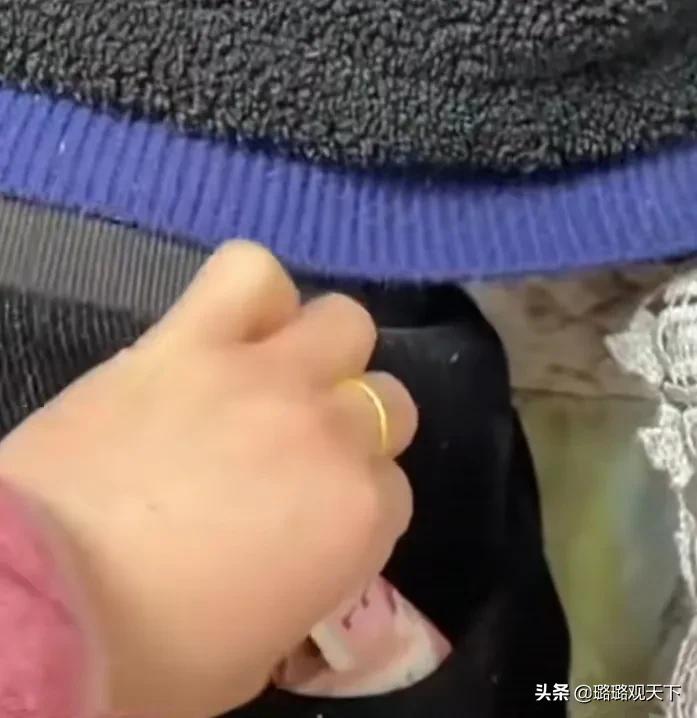 女子拿走孩子压岁钱,2400元压岁钱被妈妈拿走