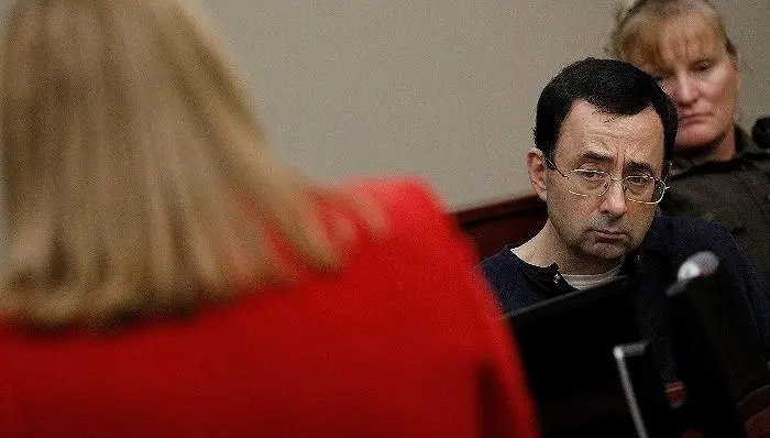 前美国体操队队医纳萨尔性侵犯案,美国队医纳萨尔治疗教学视频