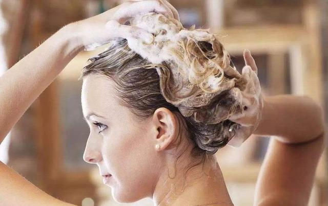 头皮上总出油长有疙瘩或脓包,头皮总是长疙瘩或脓包是什么原因