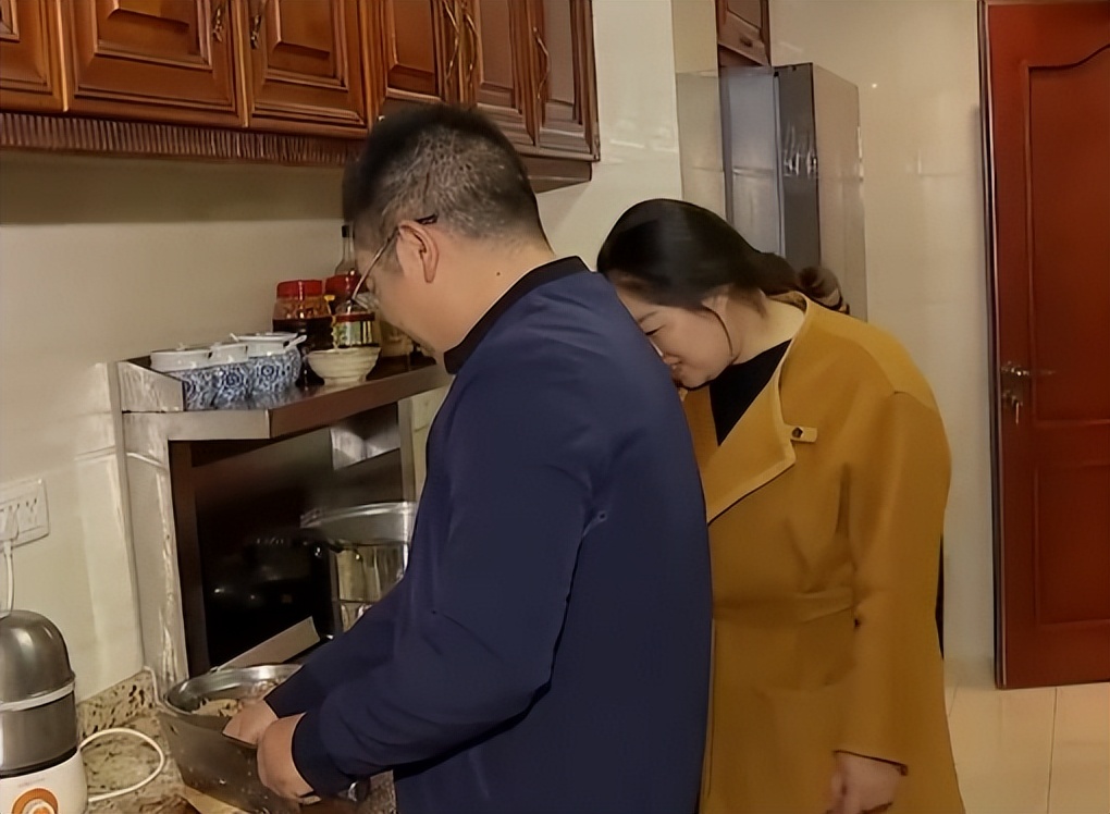 农村姑娘隐居深山创业养鸡,打工妹林下养鸡年入20万