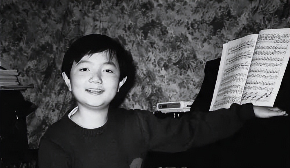 郎朗李云迪沈文裕野蜂飞舞,郎朗李云迪沈文裕眼睛近视吗