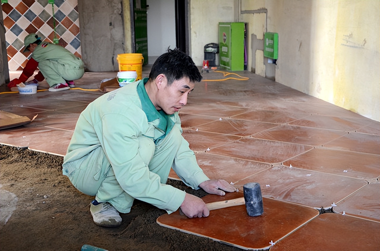 750乘1500瓷砖拱起来了什么原因,墙面瓷砖大面积拱起如何修复