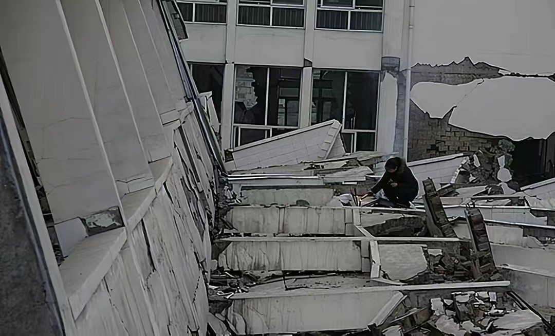 汶川地震喂奶民警现状,汶川废墟中的9个警察妈妈