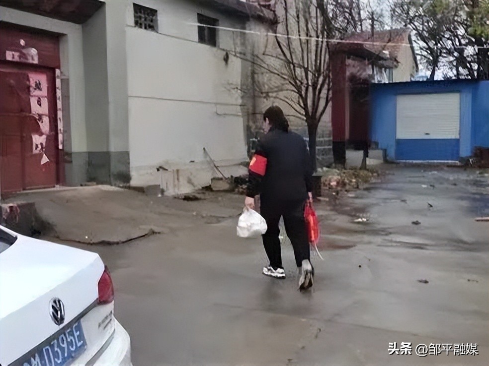 党员走进扶贫户送温暖活动,在职党员进社区爱心超市送温暖