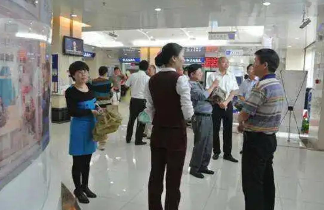 去银行办理业务，柜员总会向客户推销信用卡，为什么呢？