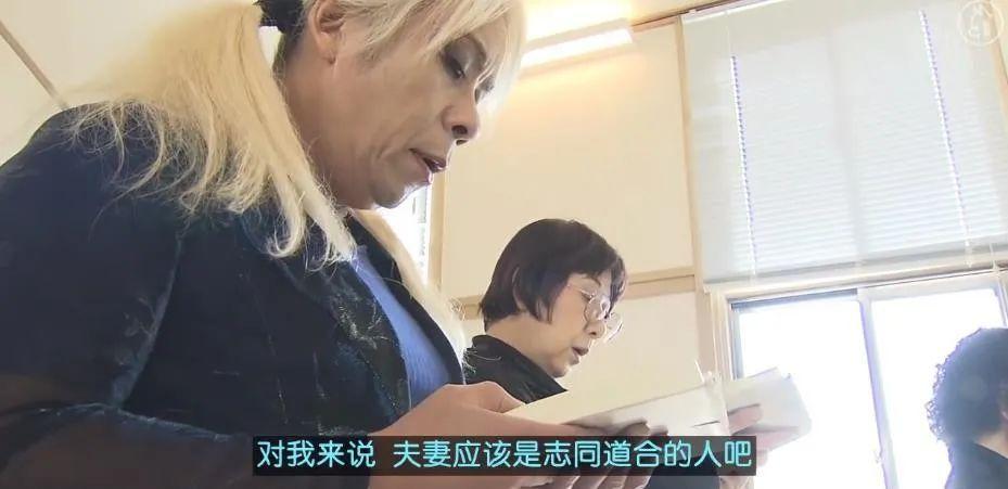 60岁老公突然变女人！梳双马尾穿短裙高跟鞋，妻子还帮洗内衣...