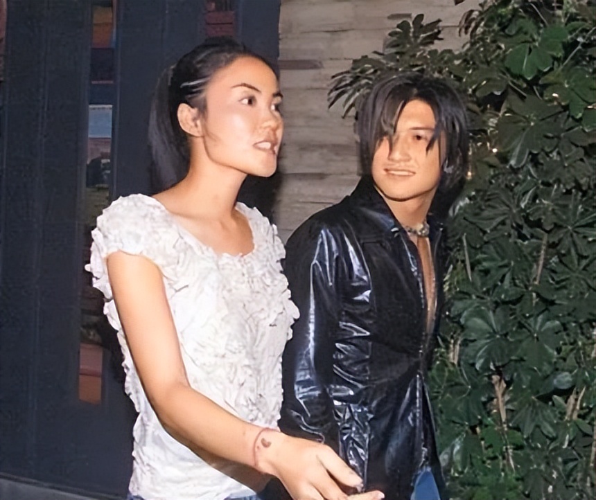 王菲谢霆锋最新状态,王菲谢霆锋机场后续