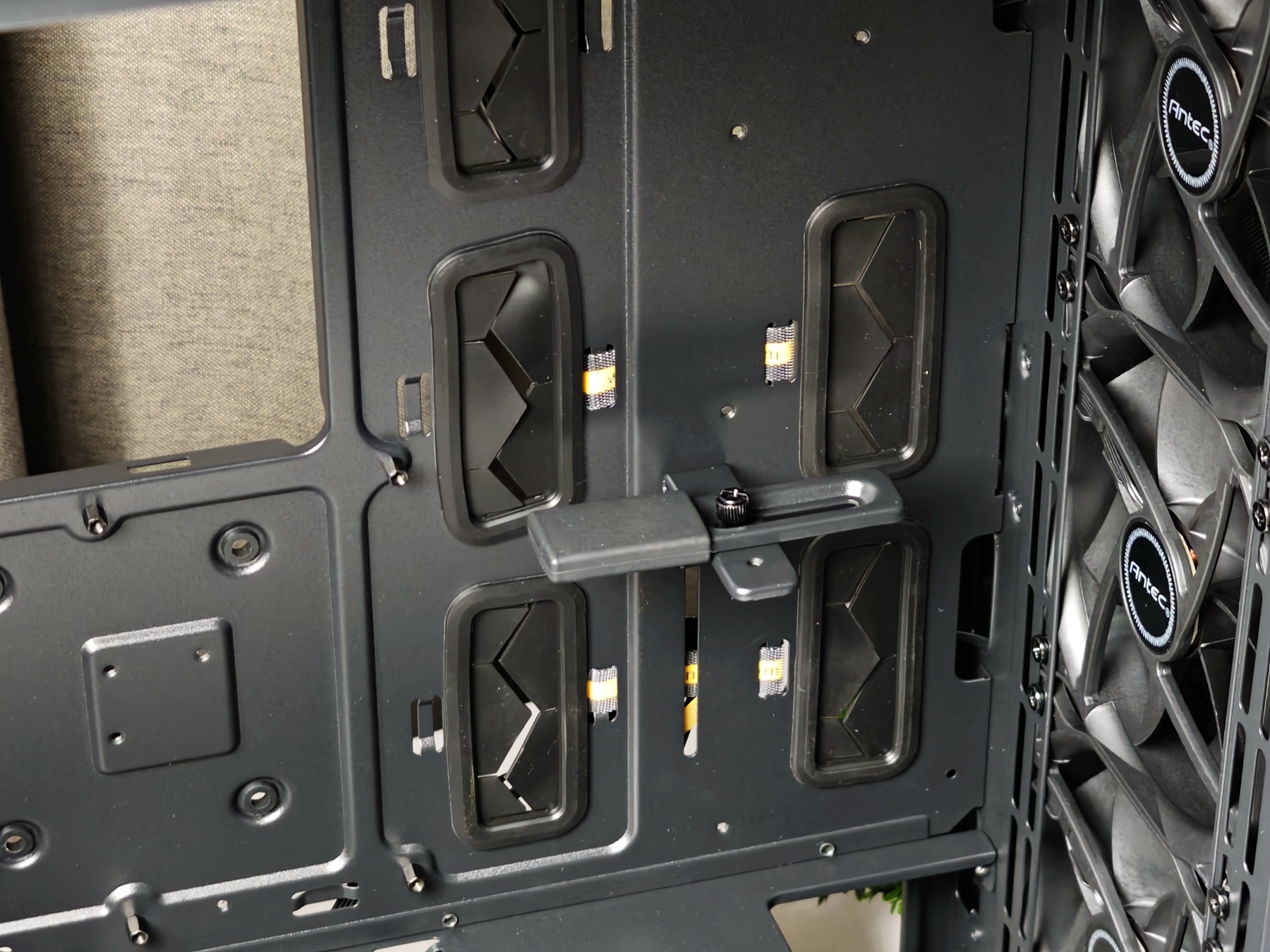 扎实稳健，低调奢华，轻松装下RTX4090-安钛克P20CE机箱设计解析