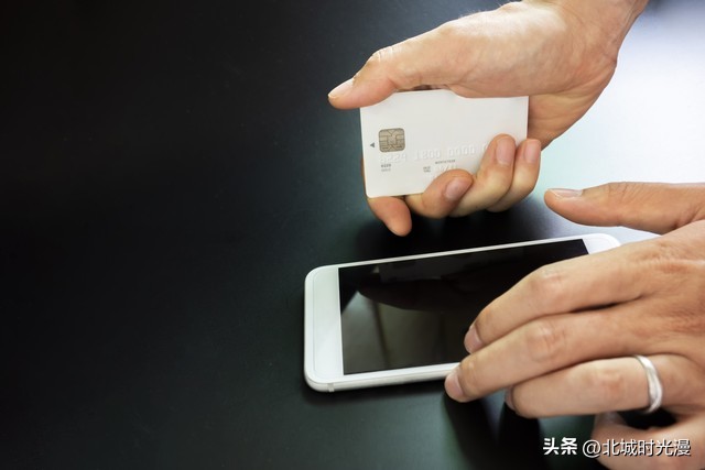 捡到手机后归还对方送礼表示感谢,别人捡到了手机还给你怎么感谢