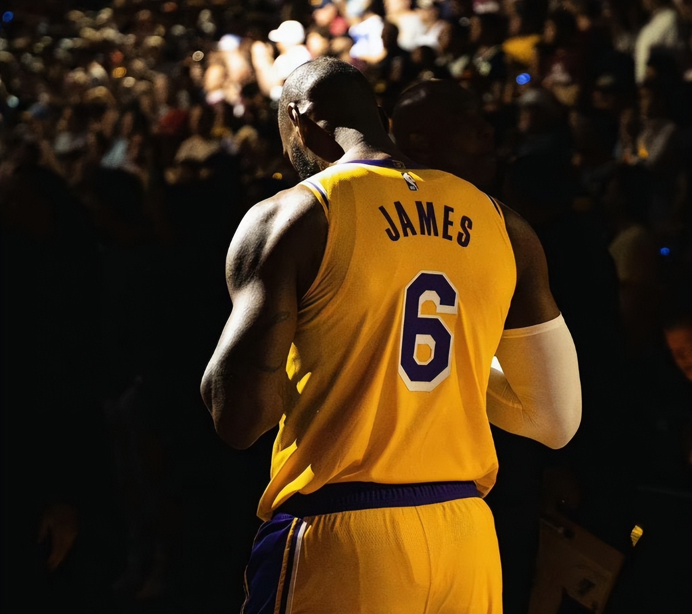 詹姆斯因战绩不佳向球迷道歉,詹姆斯赛后眼神坚定