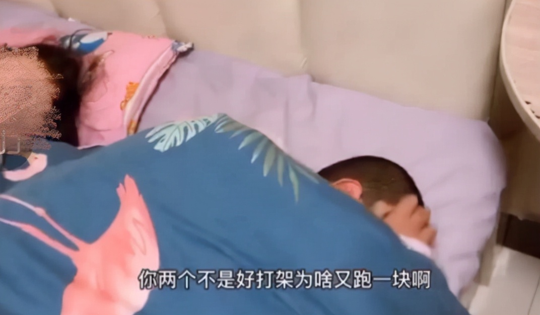 母亲发布兄妹裸睡视频，内容极度不舒服：官方澄清后仍然很生气
