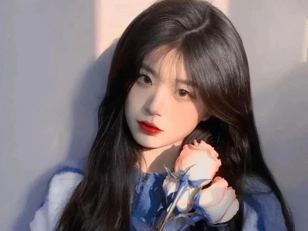 人前她是他的秘书之一。人后她是有实无名的太太，暖床的工具。