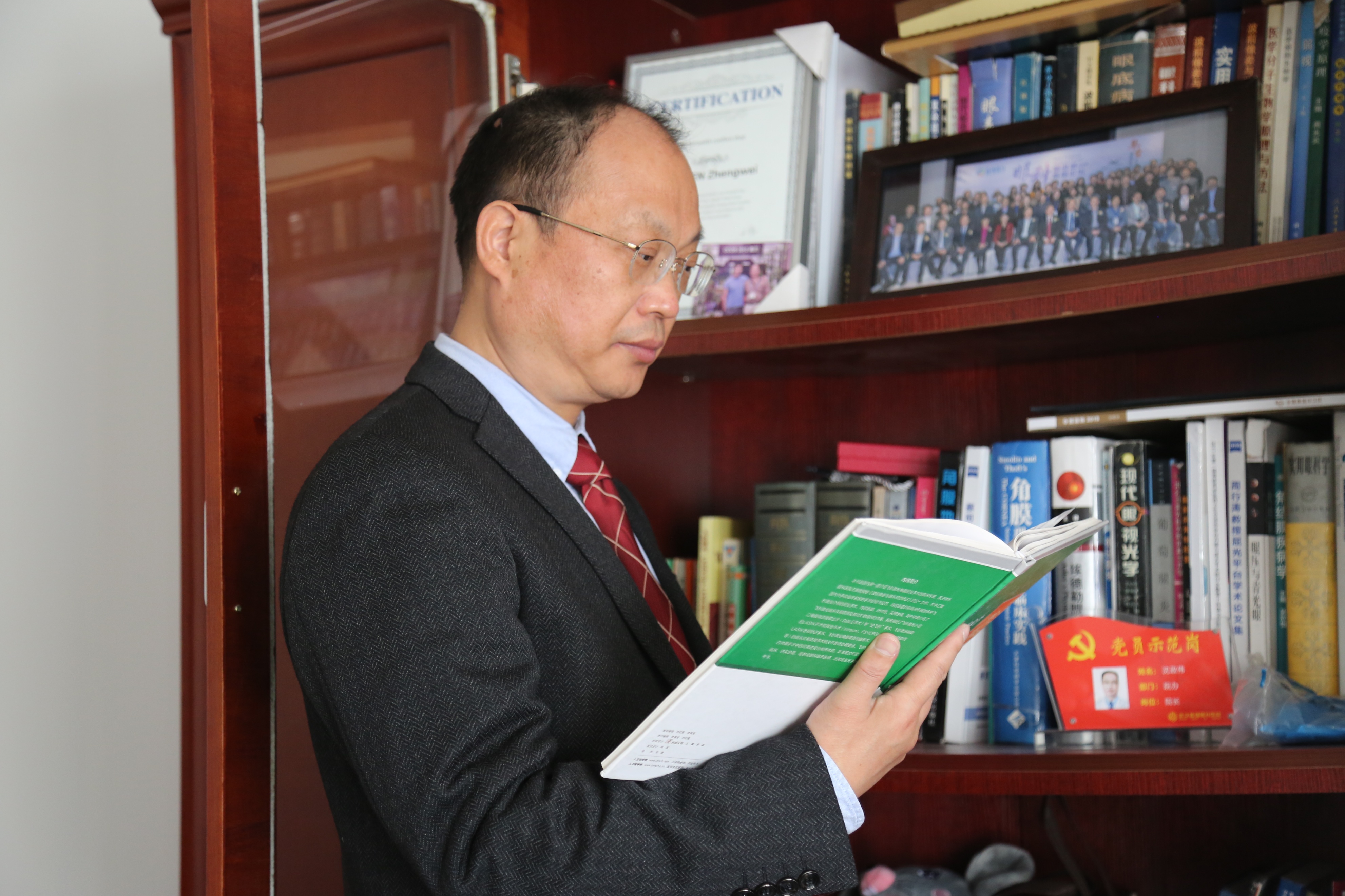 35岁男士做近视激光手术,30岁男性近视手术