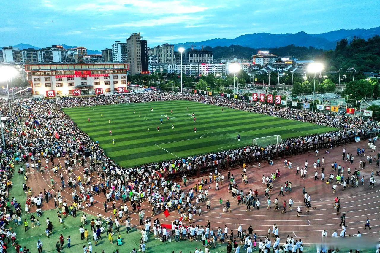 在农村里踢卡塔尔世界杯,乡村小学生足球比赛