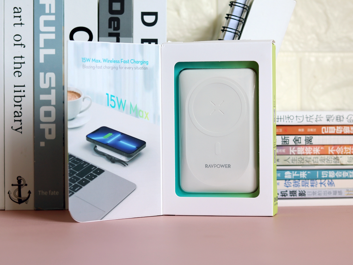 入手RAVPower磁吸充电宝，从此再也不用担心忘记带充电线了