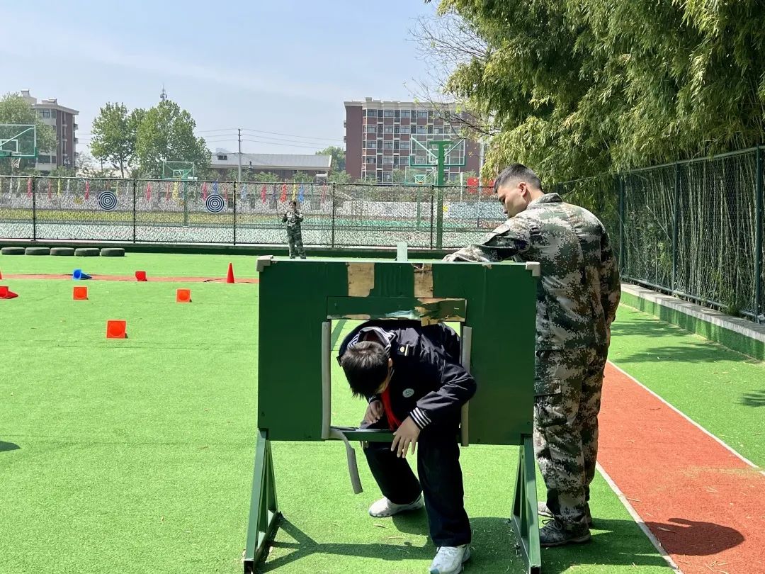 国防教育特色学校荣誉称号,获评国家国防教育示范校