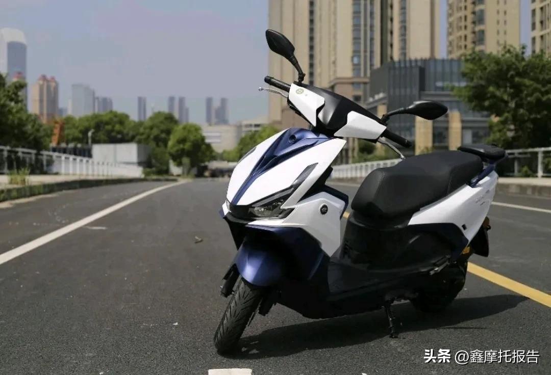 QJMOTOR鸿125VS豪爵AFR125/S，国产万元级踏板标杆究竟鹿死谁手