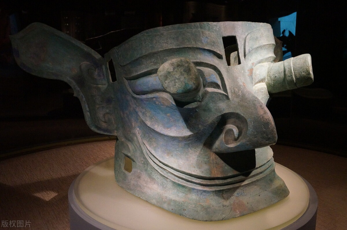 三星堆和二里头的青铜器,二里头有多少大型青铜器