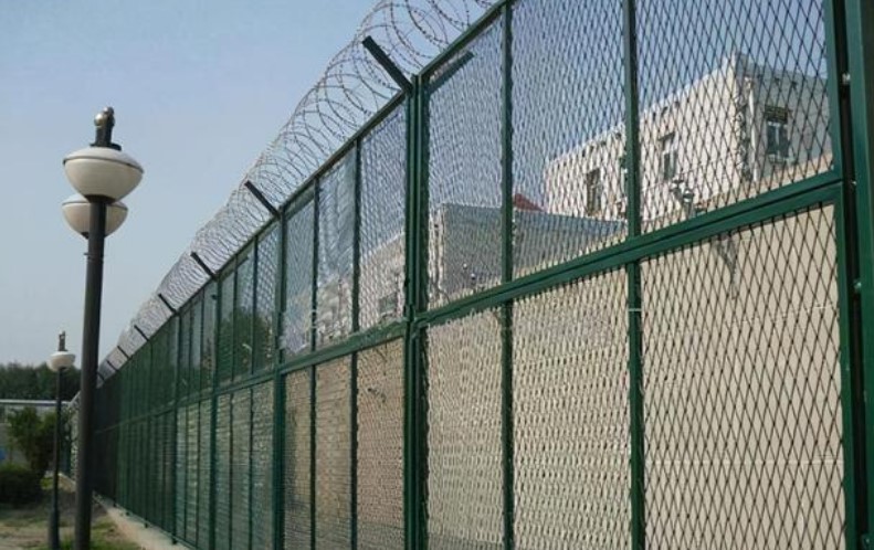 “无知女贪”李启红：炒股4个月敛财1983万元，判11年罚2000万