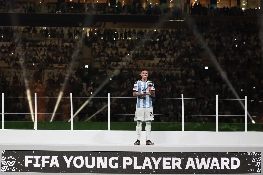 梅西与大力神杯擦肩而过,梅西背后的阿根廷