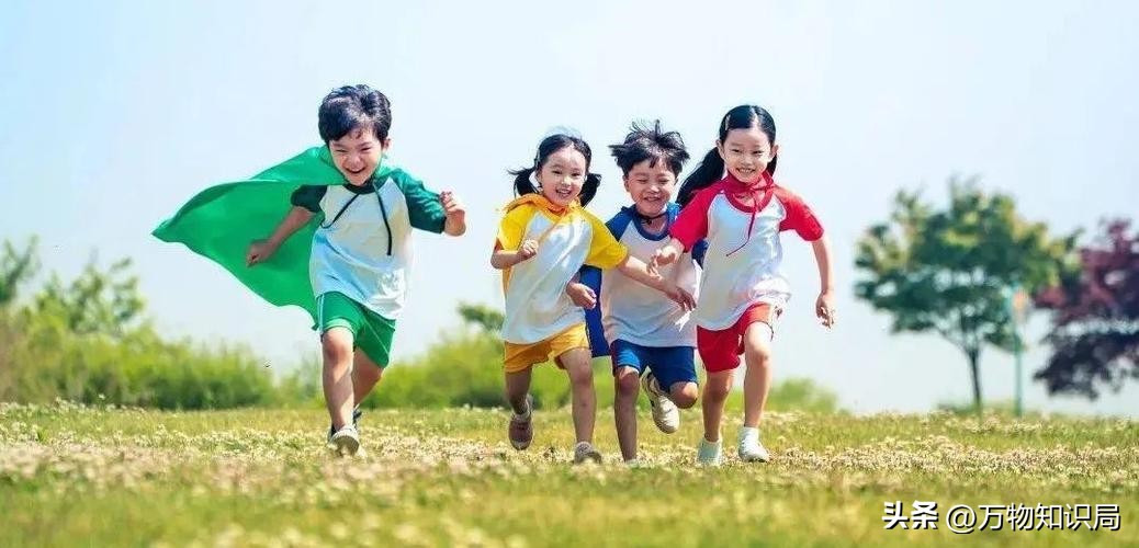 8岁男孩眼球融化荧光棒,小孩眼珠熔化视频